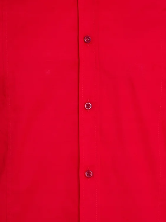 Czerwona koszula męska ze stójką, krój slim fit, zbliżenie na plisę z guzikami