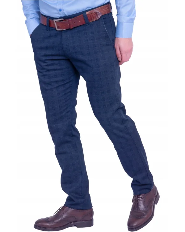 Granatowe chinosy męskie w kratę, na modelu w ruchu