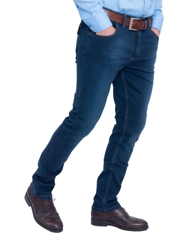 Granatowe jeansy męskie slim w kroku, ujęcie z boku