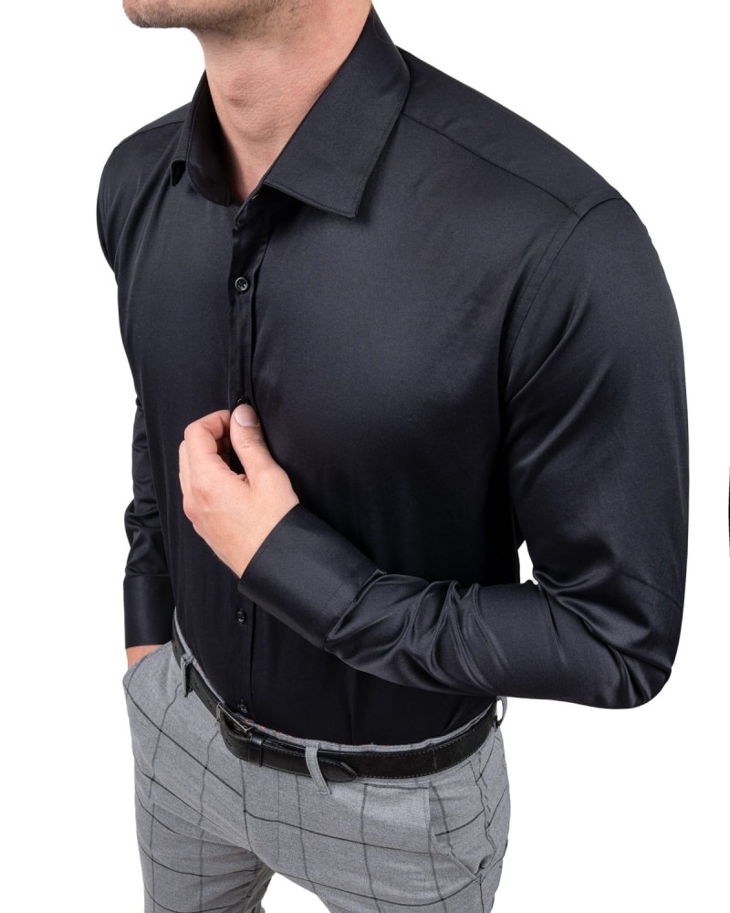 Czarna satynowa koszula męska slim fit – widok z boku