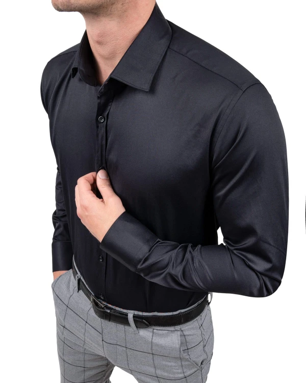 Czarna satynowa koszula męska slim fit – widok z boku