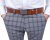 Szare spodnie w kratę, zbliżenie na pas i kieszenie z przodu