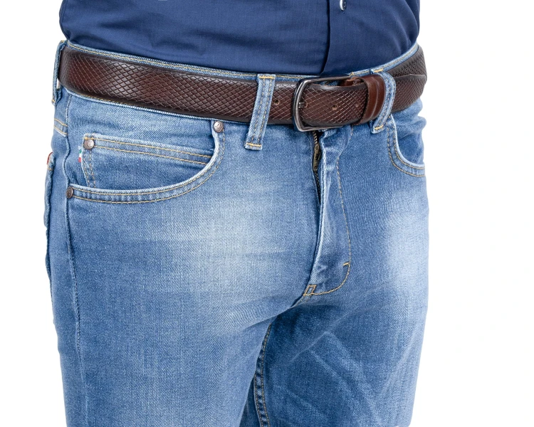 Jasne klasyczne jeansy męskie - front na modelu, prezentacja dopasowanego kroju
