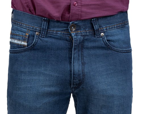 Zbliżenie na przód granatowych jeansów z przetarciami przy kieszeni