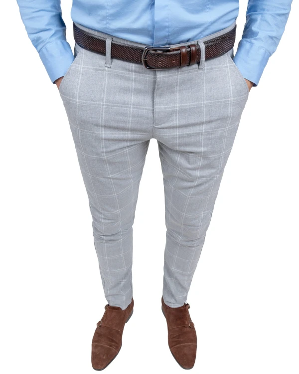 Jasnoszare spodnie męskie w kratę - front z prezentacją kroju slim, brązowe buty