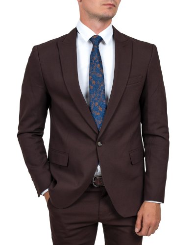 Zapięta brązowa marynarka slim z białą koszulą i krawatem w paisley
