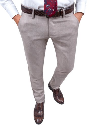 Jasnobeżowe spodnie męskie eleganckie slim z brązowym paskiem, ujęcie w kroku