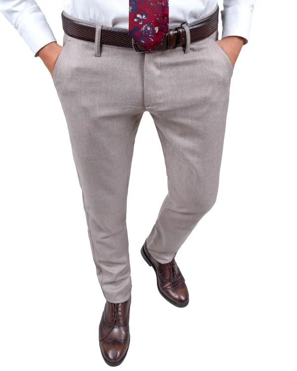 Jasnobeżowe spodnie męskie eleganckie slim z brązowym paskiem, ujęcie w kroku