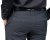 Tył ciemnoszarych spodni materiałowych, zbliżenie na kieszenie