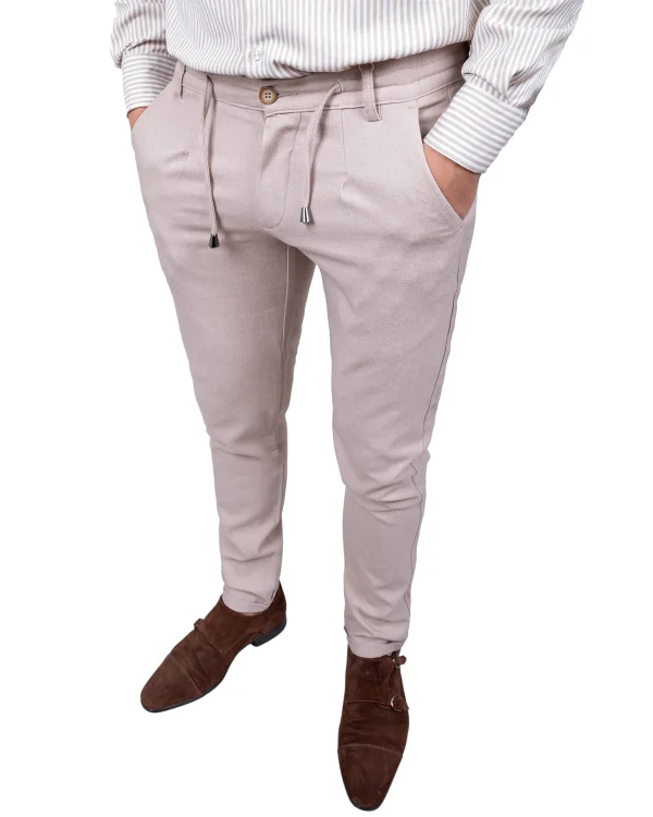 Beżowe spodnie casual slim w kroku, ujęcie pod skosem