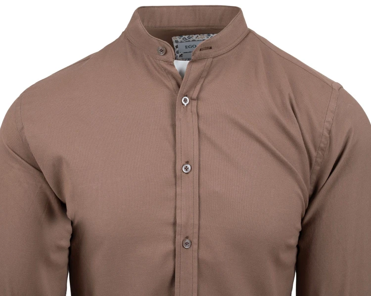 elegancka-koszula-meska-slim-fit-ze-stojka-brazowa-2.jpg