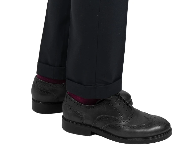 dół spodni z mankietem i czarne buty