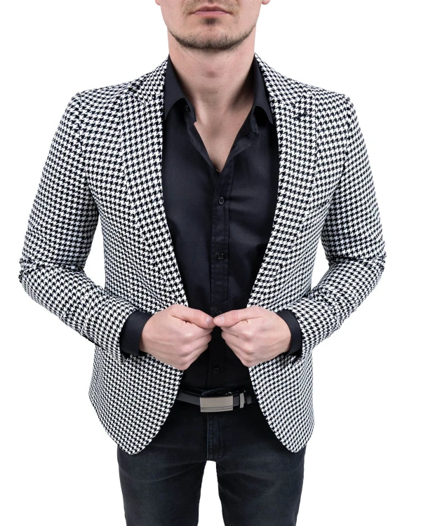 Elegancka marynarka męska w pepitkę z czarną koszulą i paskiem