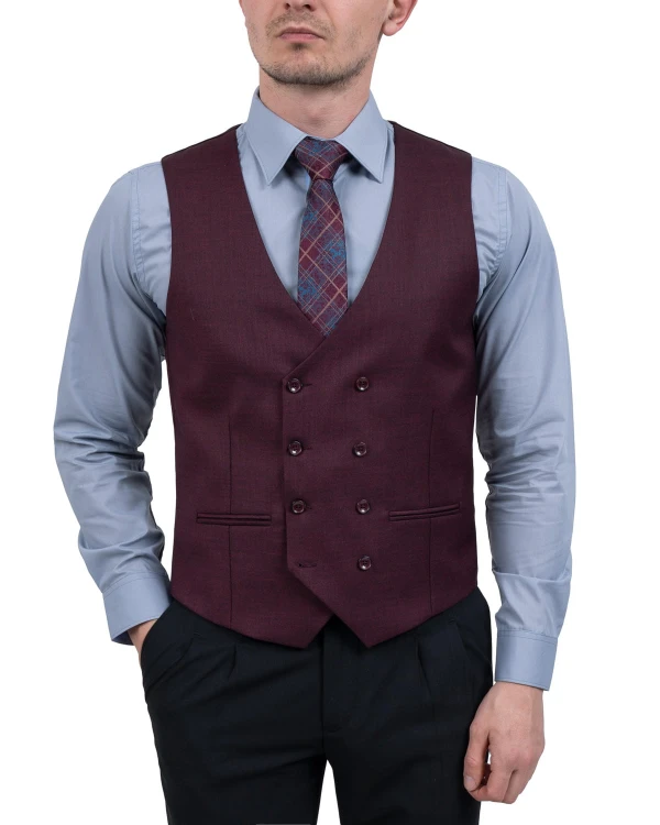 model w eleganckim zestawie w koszuli z krawatem