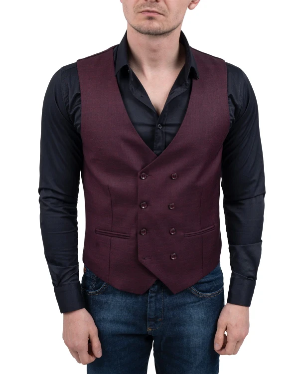 model w czarnej koszuli i w jeansach