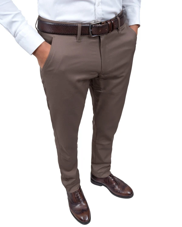Spodnie męskie Slim Fit brązowe – widok pod kątem