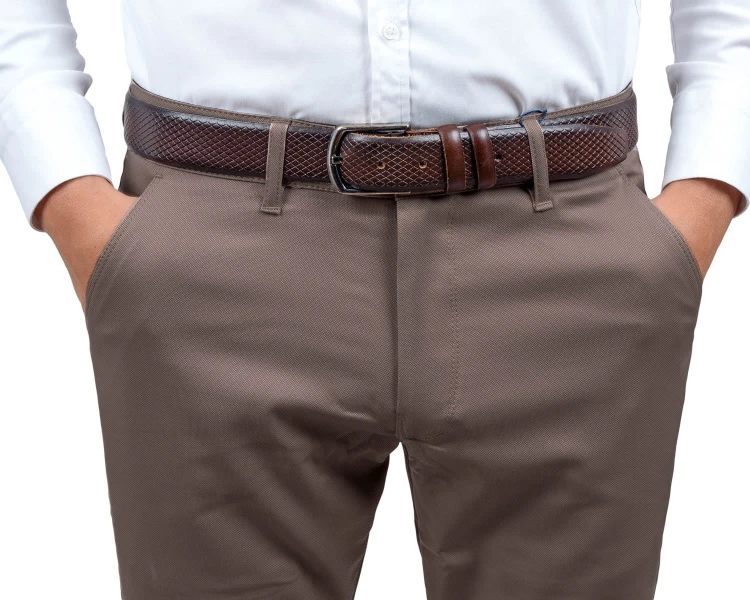 Zbliżenie na materiał spodni męskich Slim Fit kawowych