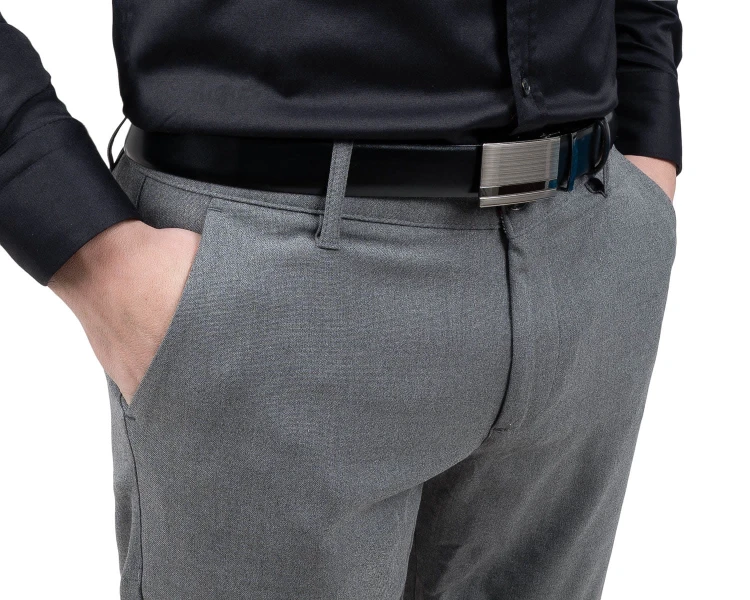 Zbliżenie na kieszenie i materiał spodni Slim Fit