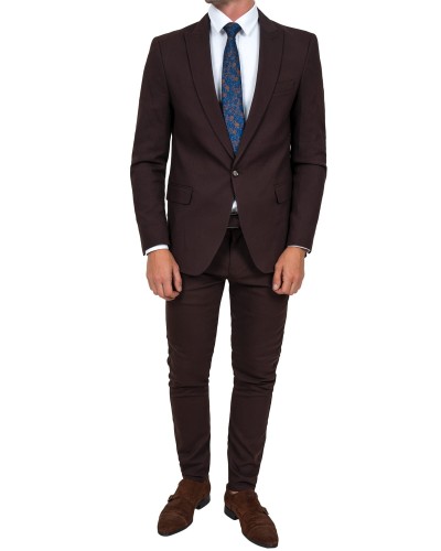 Garnitur męski Slim Fit z białą koszulą i niebieskim krawatem – stylizacja na wesele