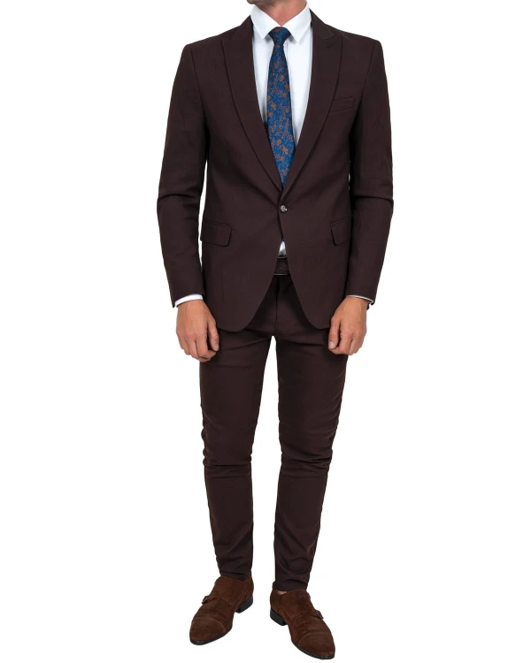 Garnitur męski Slim Fit z białą koszulą i niebieskim krawatem – stylizacja na wesele