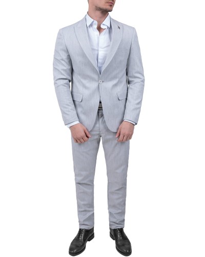 Garnitur męski jasnoszary Slim Fit – widok z przodu na modelu