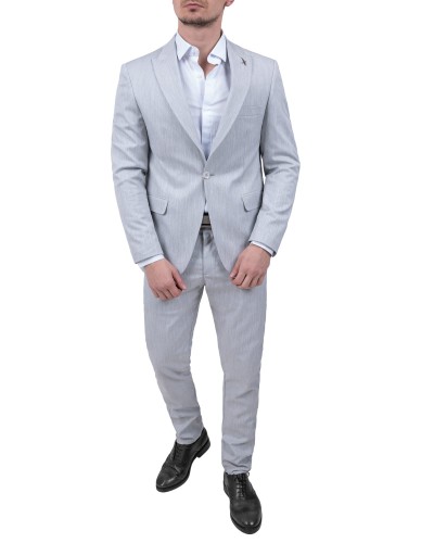Model w jasnoszarym garniturze Slim Fit – elegancka sylwetka w całości