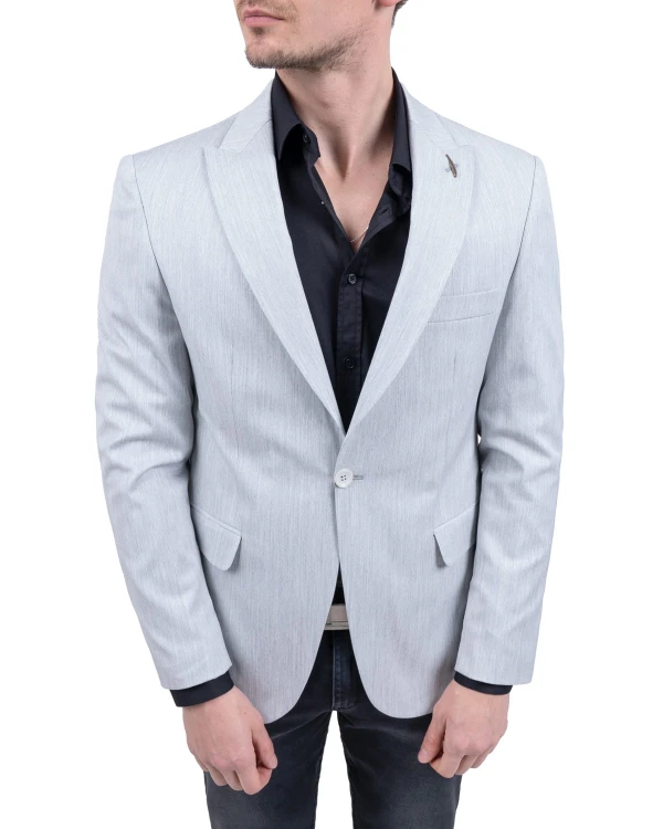 Marynarka Slim Fit – kieszeń piersiowa i patki boczne w jasnoszarym garniturze