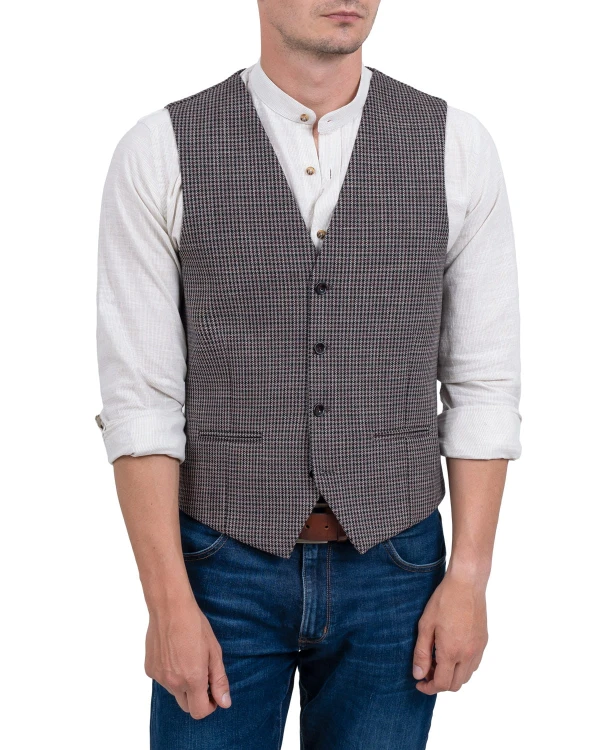 Kamizelka męska w kratkę na eleganckiej koszuli z kołnierzykiem.jpg