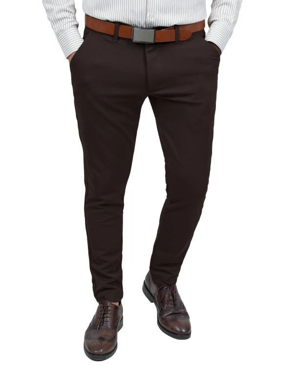 Spodnie męskie brązowe slim fit – przód stylizacja