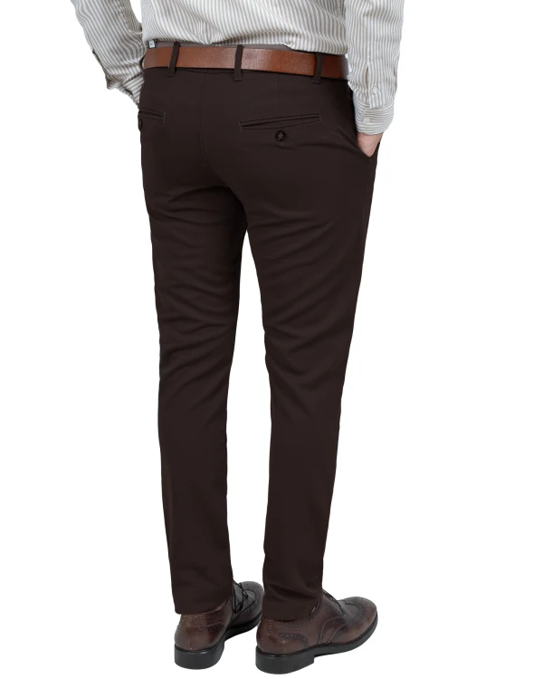 Spodnie męskie brązowe slim fit – stylizacja tył