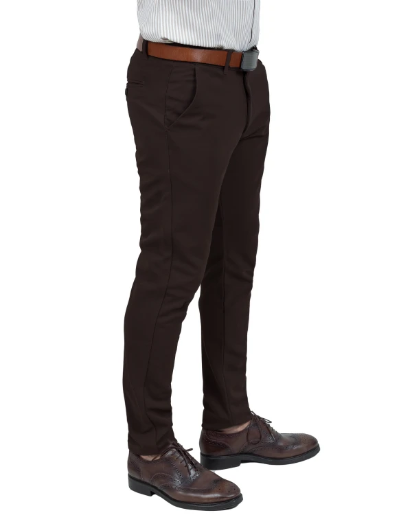 Spodnie męskie brązowe slim fit – stylizacja z boku