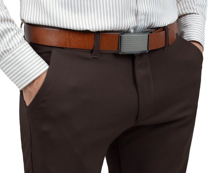 Eleganckie spodnie męskie slim fit – detal paska i kieszeni