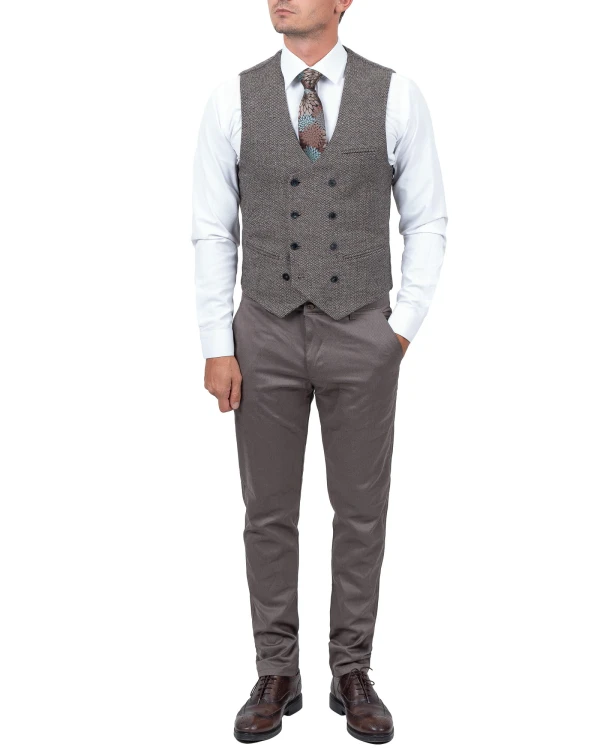 model w eleganckiej kamizelce męskiej tweedowej slim fit brązowa