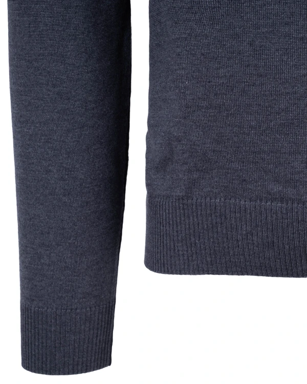 sweter męski grafitowy w serek -rękaw zbliżenie