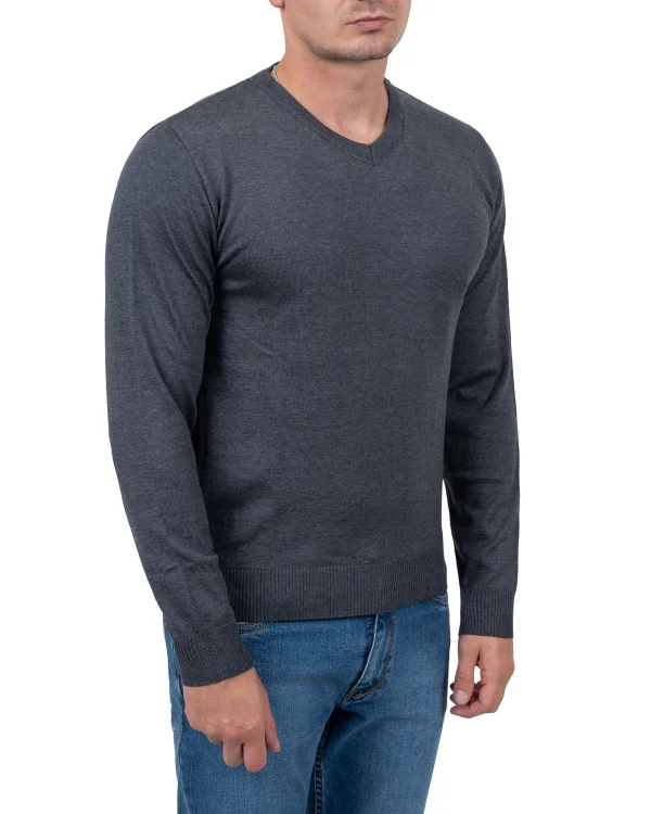 Grafitowy sweter męski w serek, ujęcie na modelu do pasa