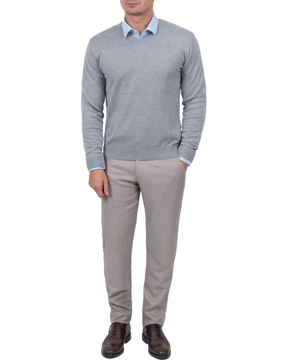 sweter męski szary w serek pokazany cały model