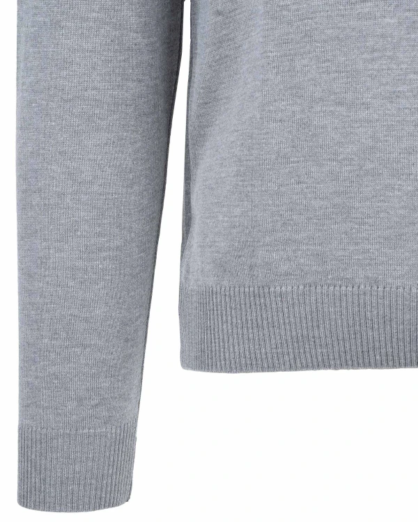 sweter męski szary w serek - zbliżenie na rękawy