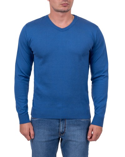 sweter męski niebieski w serek na modelu