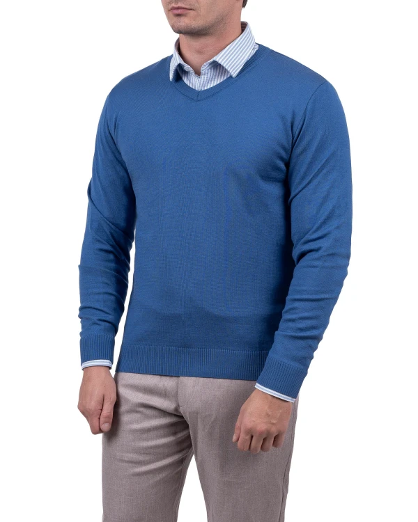 sweter męski niebieski w serek z koszulą
