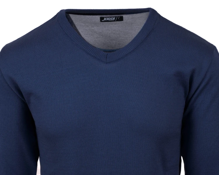 sweter męski granatowy w serek - zbliżenie na górę