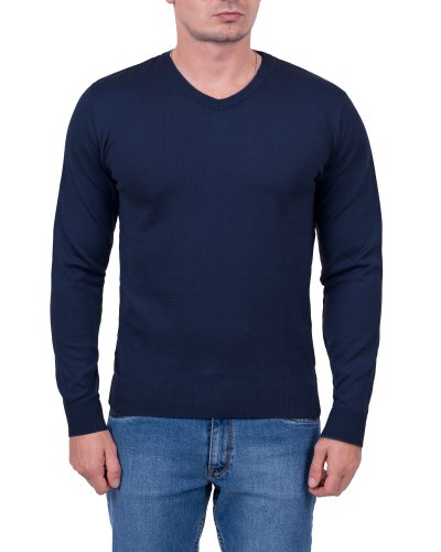 Granatowy sweter męski w serek zestawiony z dżinsami