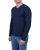 Granatowy sweter męski w serek, ujęcie na modelu do pasa