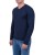 sweter męski granatowy w serek z boku na modelu