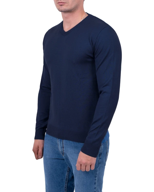 sweter męski granatowy w serek z boku na modelu