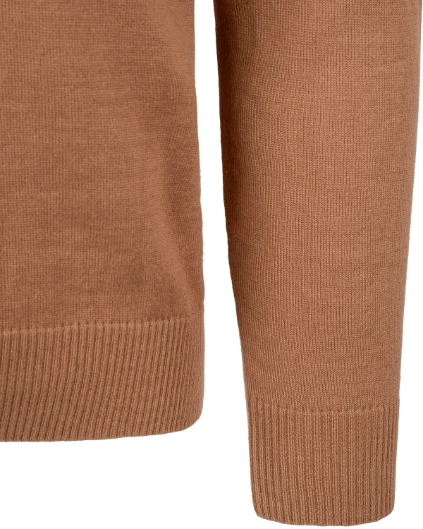 sweter męski jasny brąz w serek - rękaw zbliżenie