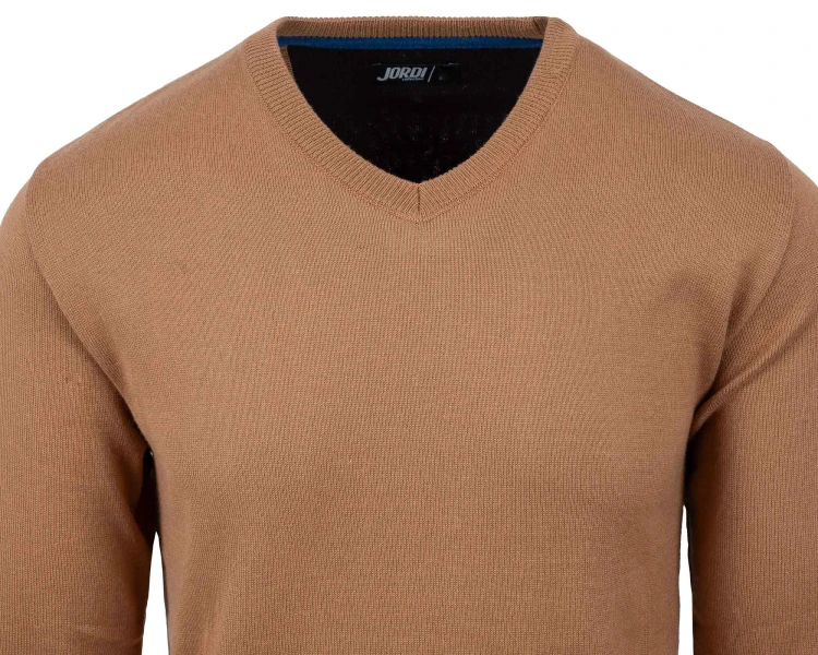 sweter męski jasny brąz w serek - przód zbliżenie