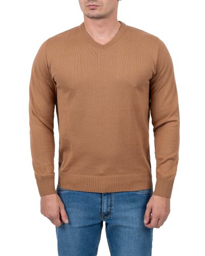 Karmelowy sweter męski w serek zestawiony z dżinsami