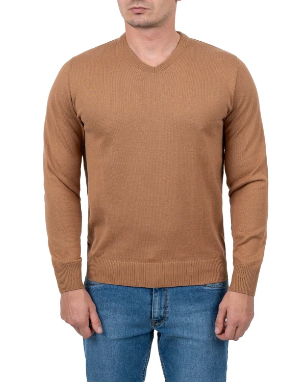 sweter męski jasny brąz w serek na modelu