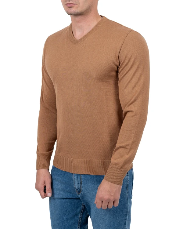 sweter męski jasny brąz w serek z boku na modelu