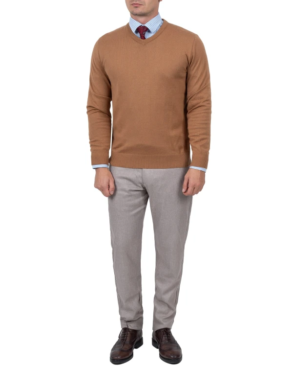 sweter męski jasny brąz w serek w całej okazałości